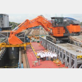 シンガポールで最大級の油圧ショベルを納入した日立建機（Ｃ）ＮＮＡ＝共同