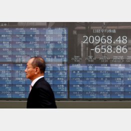 自宅に置く金庫が売れ、タンス預金が増えている…（Ｃ）日刊ゲンダイ