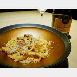 合う酒＝白ワイン（Ｃ）日刊ゲンダイ