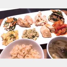 「スーパーフード デリプレート」１２００円（提供写真）