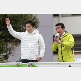 街頭演説をする吉村大阪府知事候補（左）と松井大阪市長候補（Ｃ）日刊ゲンダイ