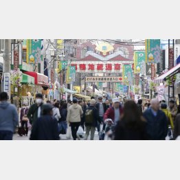 巣鴨地蔵通り商店街。平日昼前でも人手が多い（Ｃ）日刊ゲンダイ
