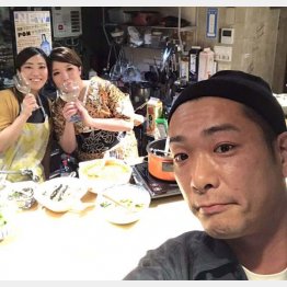 奥の着物姿が豪快ママ（撮影＝ハザマ陽平）