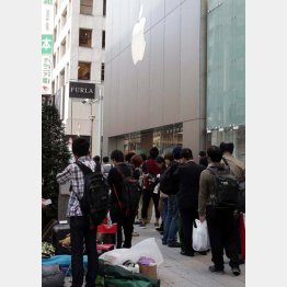 iPhoneの新作発表では毎回行列が…（Ｃ）日刊ゲンダイ
