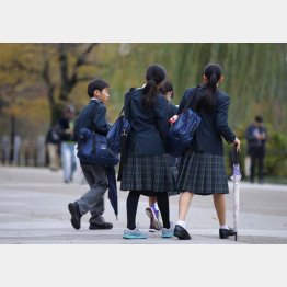 帰宅部ならいいが、部活をやればその分も…（Ｃ）日刊ゲンダイ