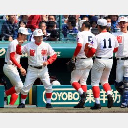 甲子園で指揮を執る筆者（Ｃ）日刊ゲンダイ