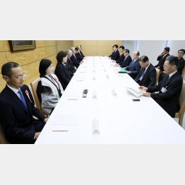 トイレも職員随行（元号に関する懇親会）／（Ｃ）共同通信社