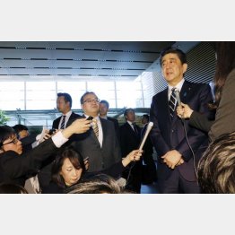新元号発表の日、朝から報道陣に対応する安倍首相（Ｃ）共同通信社