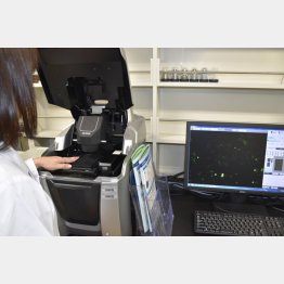 アルツハイマー病の原因となる脳内のタンパク質を調べる様子（エーザイの研究所）／（Ｃ）共同通信社