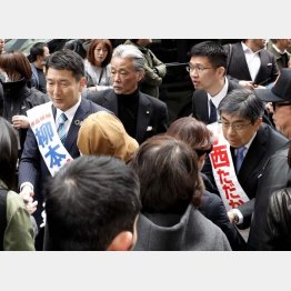 ７日の投開票に向け猛チャージ（大阪市長選の柳本候補・左と、大阪府知事選の小西候補）／（Ｃ）共同通信社