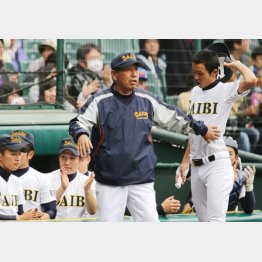 最期まで指揮を執っていた上甲監督（済美）／（Ｃ）日刊ゲンダイ