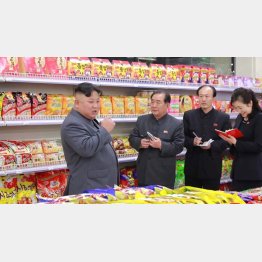 百貨店視察で経済発展をアピール？（金正恩朝鮮労働党委員長）／（Ｃ）ロイター・朝鮮通信