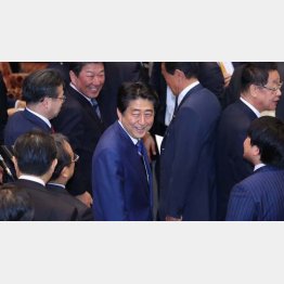 忖度する取り巻きで周囲を固め…（Ｃ）日刊ゲンダイ