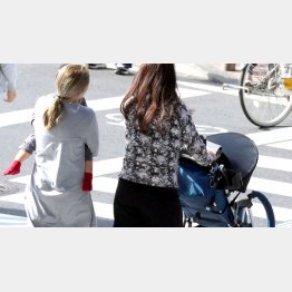 子育ては大変（Ｃ）日刊ゲンダイ