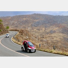 カルスト台地を走るコムス（Ｃ）日刊ゲンダイ