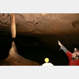 地下の洞窟を探検！（Ｃ）日刊ゲンダイ
