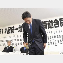 北海道知事選は野党統一候補が大敗（落選が決まり、支持者に頭を下げる石川知裕氏）／（Ｃ）共同通信社