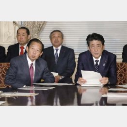 参院選に向け自民党役員会で引締め（手前右は安倍首相、二階自民党幹事長）／（Ｃ）共同通信社