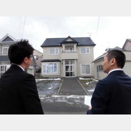 全国を飛び回る（稚内視察＝右が新井社長）（提供写真）