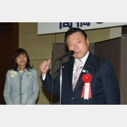 得意顔で暴言（高橋比奈子を励ます会）／（Ｃ）日刊ゲンダイ