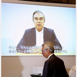 ゴーン容疑者の動画を公開した弘中惇一郎弁護士（手前）／（Ｃ）日刊ゲンダイ