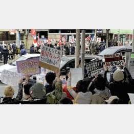 ヘイトに反対する人たちも…（Ｃ）共同通信社