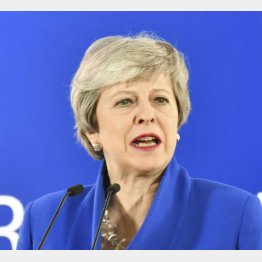 ＥＵ特別首脳会議後に記者会見する英国のメイ首相（Ｃ）共同通信社