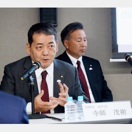 手前が寺師茂樹氏（撮影）小沢コージ