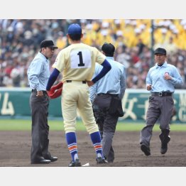 星稜・林監督から抗議を受けて集まる審判団（「１」は奥川）／（Ｃ）日刊ゲンダイ