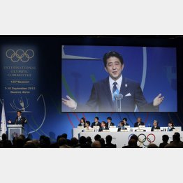 ２０１３年９月、ブエノスアイレスで開かれたＩＯＣ総会で東京のプレゼンテーションをする安倍首相（Ｃ）ロイター＝共同