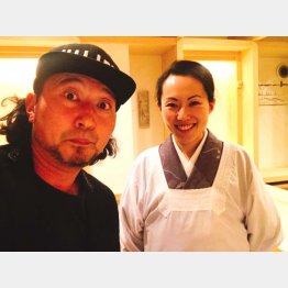 美人女将のシホさん（右）と今夜のナビゲーター石橋尊久（Ｃ）日刊ゲンダイ