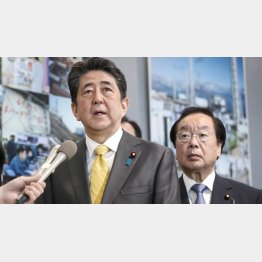 すべてがウソ（東京電力福島第１原発の視察を終え、取材に応じる安倍首相。右は渡辺復興相）／（代表撮影）