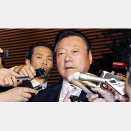 辞表を提出し、報道陣に対応する桜田五輪相（Ｃ）共同通信社