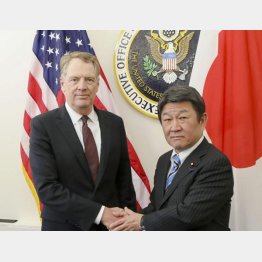 ライトハイザー米通商代表部代表と茂木経済再生担当相（日本政府提供・共同）