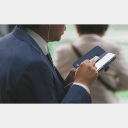 電子書籍もスマホで簡単に読むことができる（写真はイメージ）／（Ｃ）日刊ゲンダイ