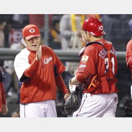 巨人を逆転勝ちし石原を迎える緒方監督（左）／（Ｃ）共同通信社