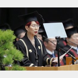 東大の入学式で祝辞を述べる社会学者の上野千鶴子氏（Ｃ）共同通信社