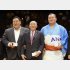 表面上は仲良く（中央は白鵬の父）／（Ｃ）共同通信社
