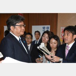 まるで安倍首相の“こめつきバッタ”（Ｃ）日刊ゲンダイ