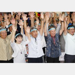 本土を巻き込む議論が必要（当選し万歳をする屋良氏＝中央と、デニー玉城沖縄県知事＝右2）／（Ｃ）共同通信社