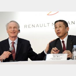 スナール会長（左）の腹のうちは…（右は日産の西川社長）／（Ｃ）日刊ゲンダイ