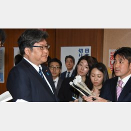 報道陣の質問に答える自民党の萩生田光一幹事長代行（Ｃ）日刊ゲンダイ