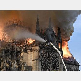 ノートルダム寺院に放水する消防隊員（Ｃ）タス＝共同