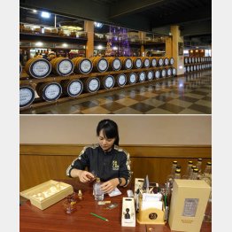 試飲場の近くには樽がズラリ（上） ブレンドしたウイスキーはスタッフがカバランボトルに詰めてくれる（下）（Ｃ）日刊ゲンダイ