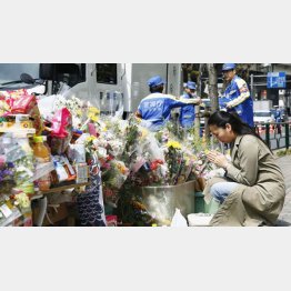 池袋の暴走事故現場で手を合わせる人（Ｃ）共同通信社