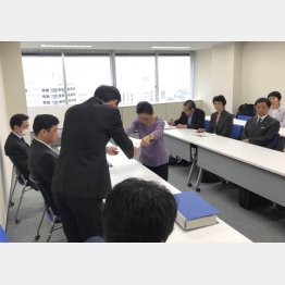 復興相宛てに申し入れ（２５日＝復興庁）／（Ｃ）日刊ゲンダイ