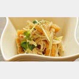 焼き油揚げとエノキの中華和え（Ｃ）日刊ゲンダイ