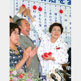 参院選で与野党が逆転、当確者の名前に花を付ける土井たか子社会党委員長（Ｃ）共同通信社