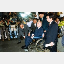 初公判に車いすで出廷する自民党の金丸信元副総裁（Ｃ）日刊ゲンダイ
