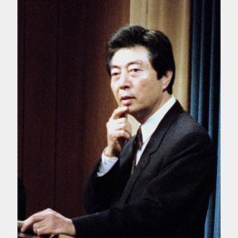 国民福祉税の創設など税制改革について記者会見する細川首相（Ｃ）共同通信社